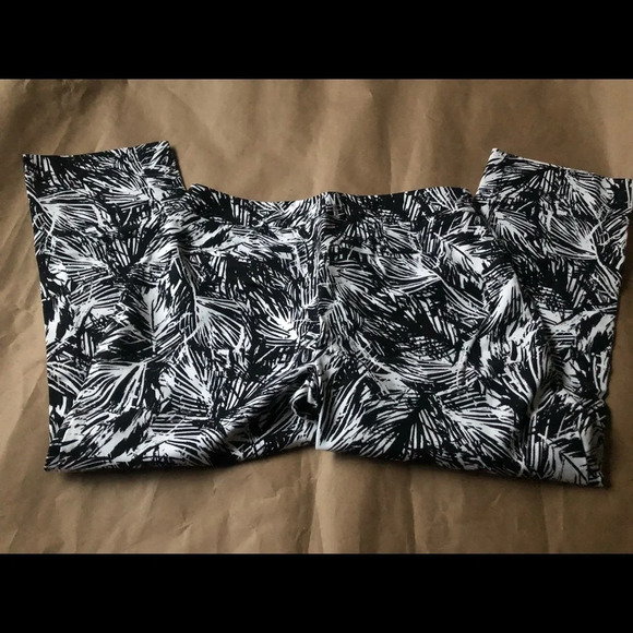 Women’s capri pants 8 Black and White Palm Print - Picture 2 of 3
